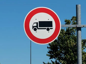 panneau interdiction de circuler d'un camion