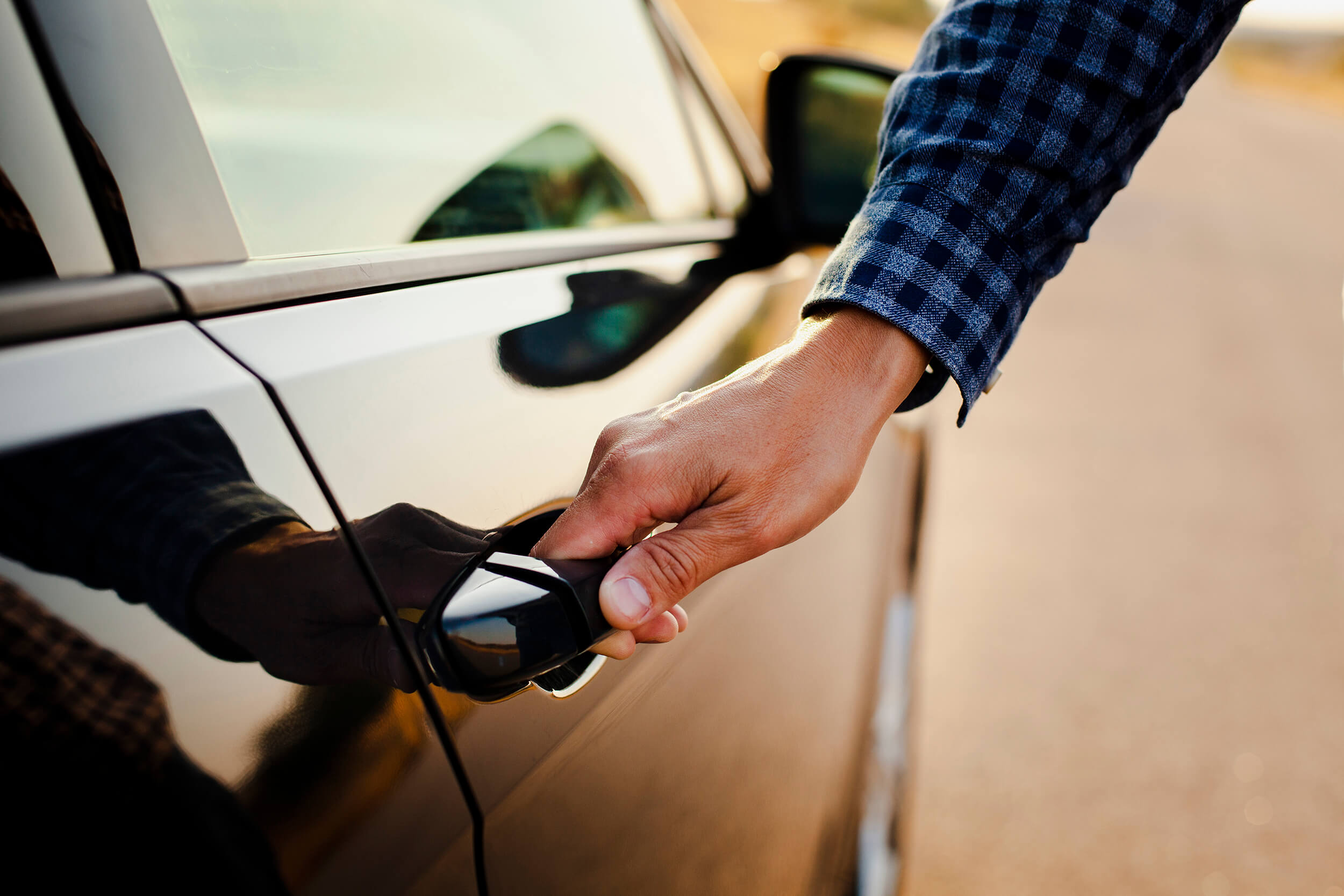 convoyeur qui clanche la porte d'une voiture pour recouvrement à l'amiable