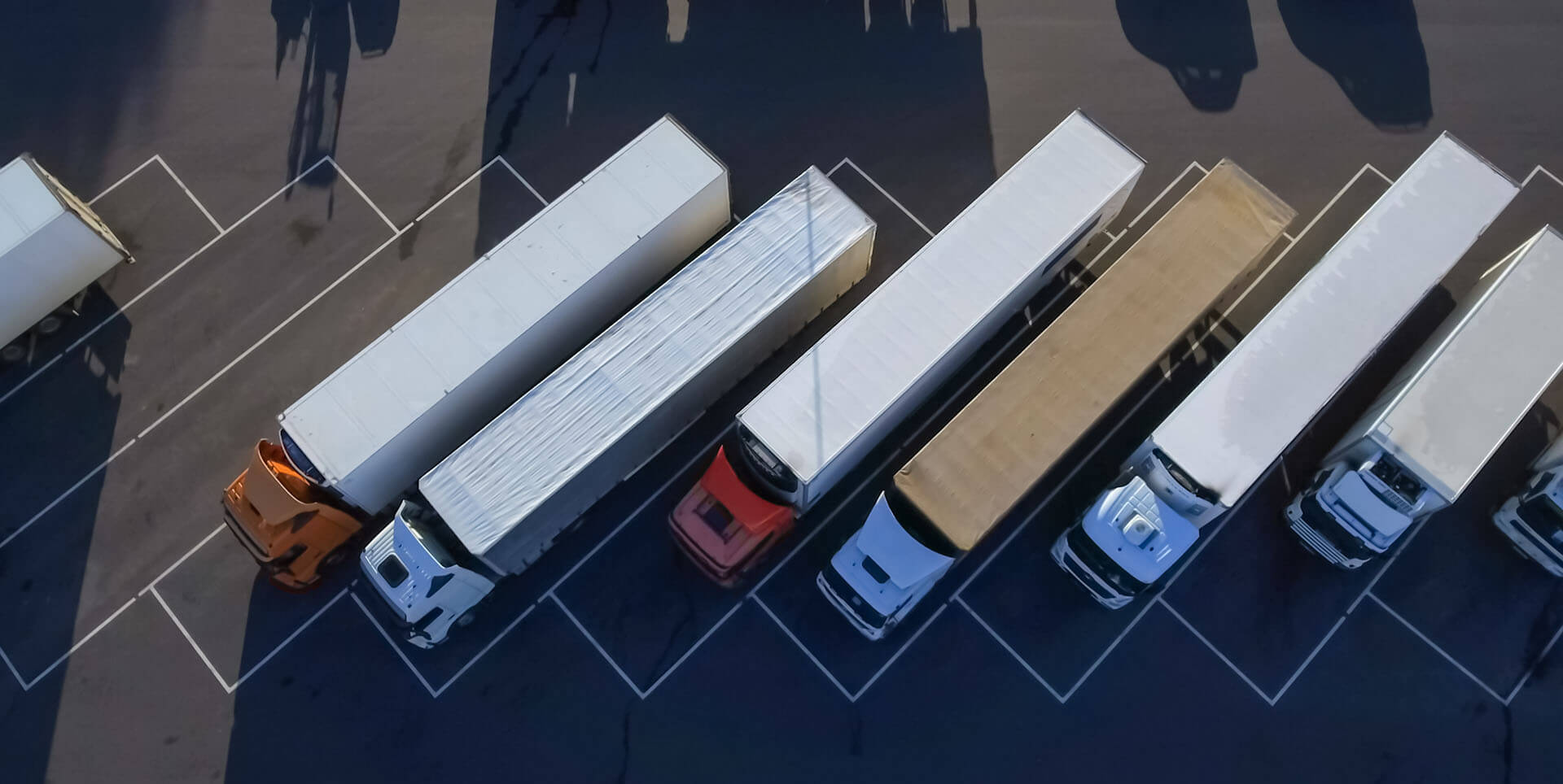 camions garés sur parking et allignés