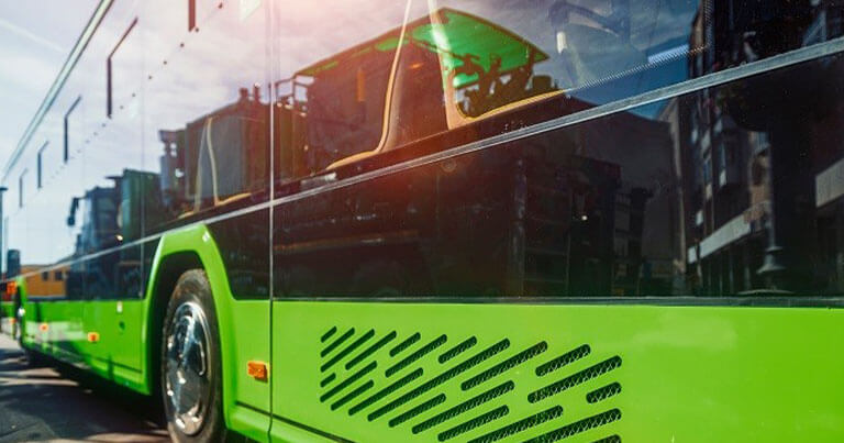 bus vert écologique à l'arrêt