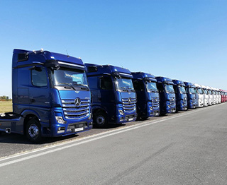 convoyage spécial de plusieurs camions mercedes de couleur bleu blanc et rouge>