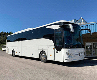 convoyage bus blanc de marque mercedes>