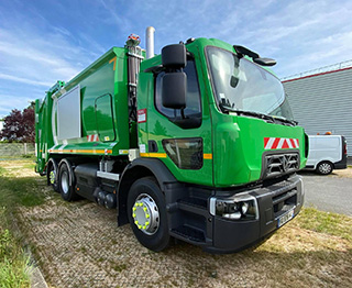 convoyage d'une benne à ordures verte de marque renault>