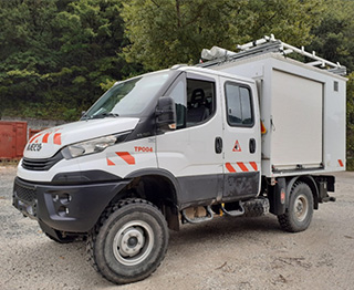 transfert véhicule iveco 4x4 de chantier blanc>