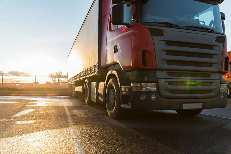 camion garé sur un parking